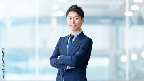 Fotografie 自信を持って前を見据える日本人ビジネスマン, Confident Japanese Businessman Looking Ahead