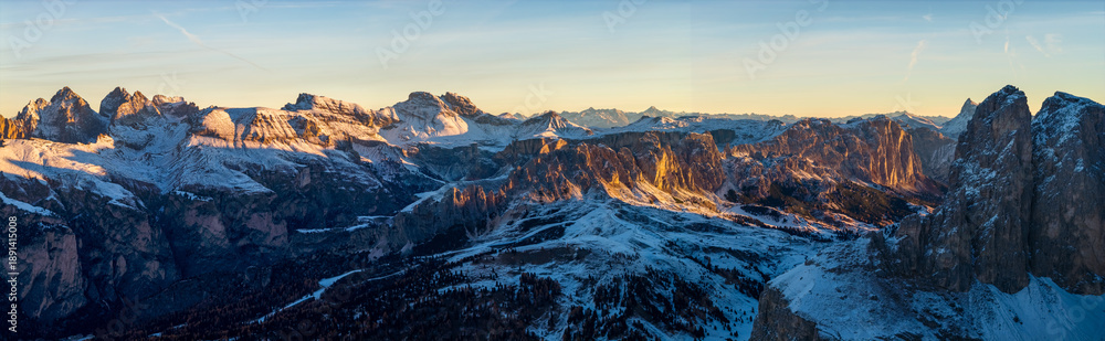 Fototapeta premium Panorama of Passo Giau in the Dolomites mountains during autumn sunrise