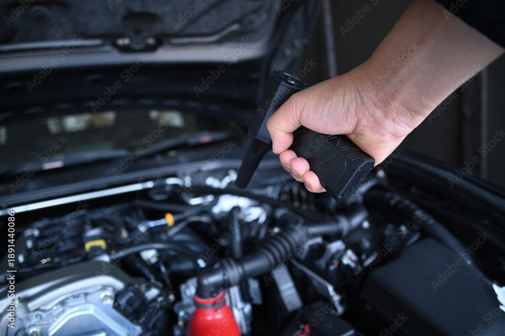 Fototapeta premium エンジンルームのエアブロワー清掃