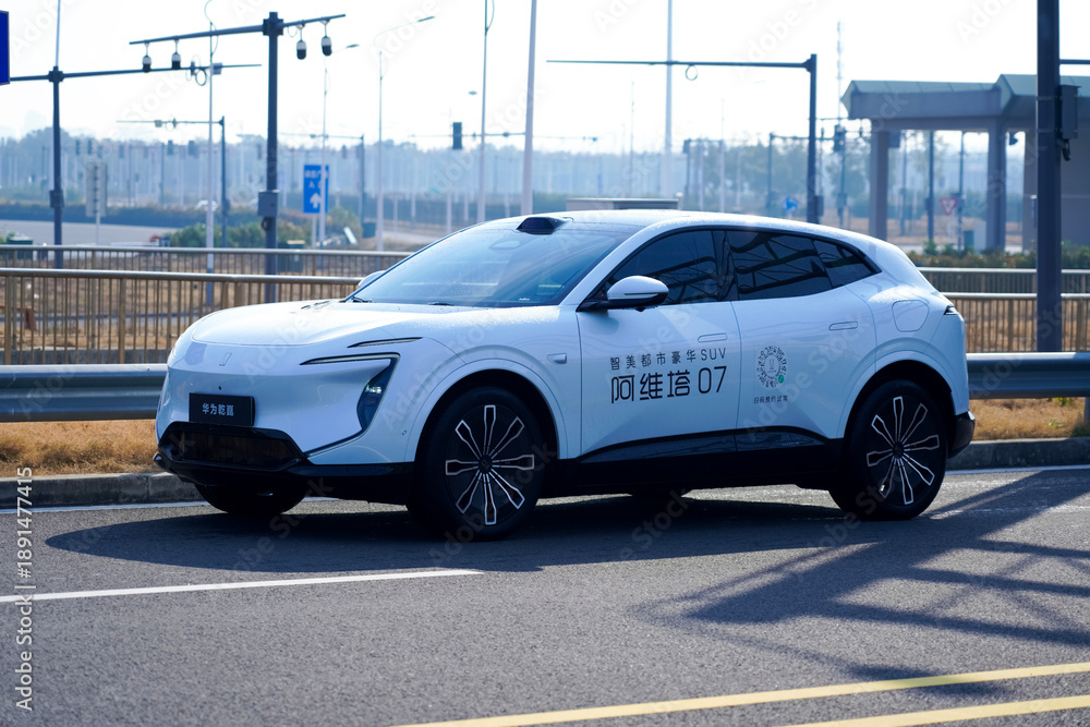 Obraz premium Chinese brand cars using Huawei's intelligent driving system are currently undergoing testing and trial drives.