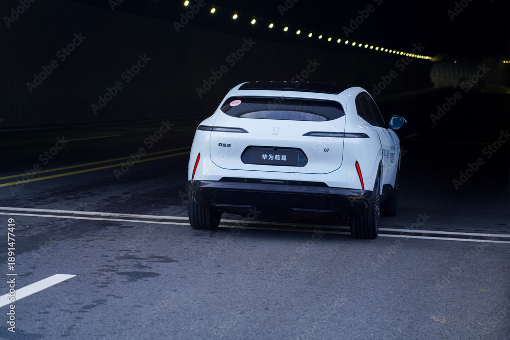 Obraz premium Chinese brand cars using Huawei's intelligent driving system are currently undergoing testing and trial drives.