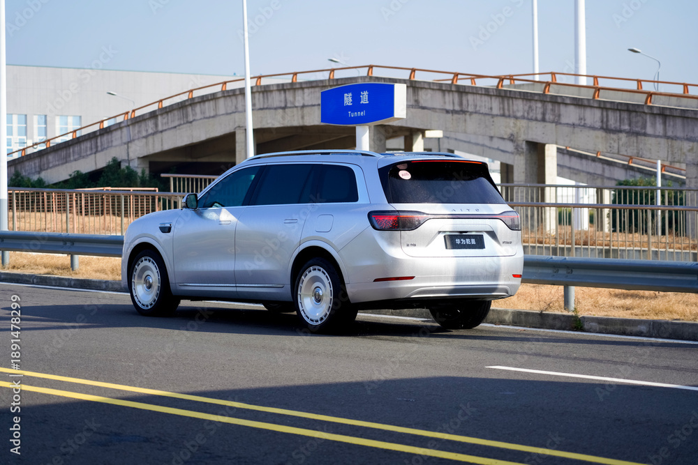 Obraz premium Chinese brand cars using Huawei's intelligent driving system are currently undergoing testing and trial drives.