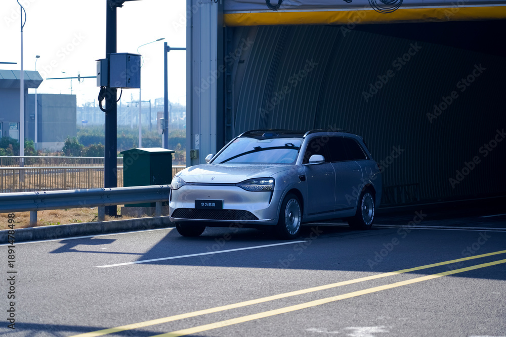 Obraz premium Chinese brand cars using Huawei's intelligent driving system are currently undergoing testing and trial drives.