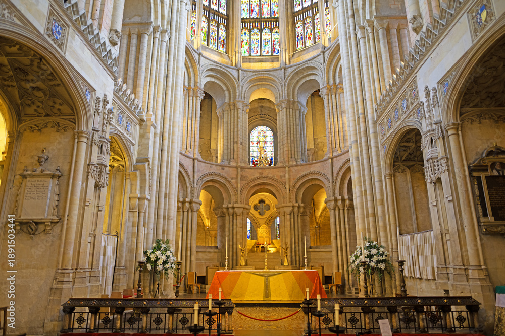 Obraz premium Long view of the High Alter, in Norwich Cathedral.