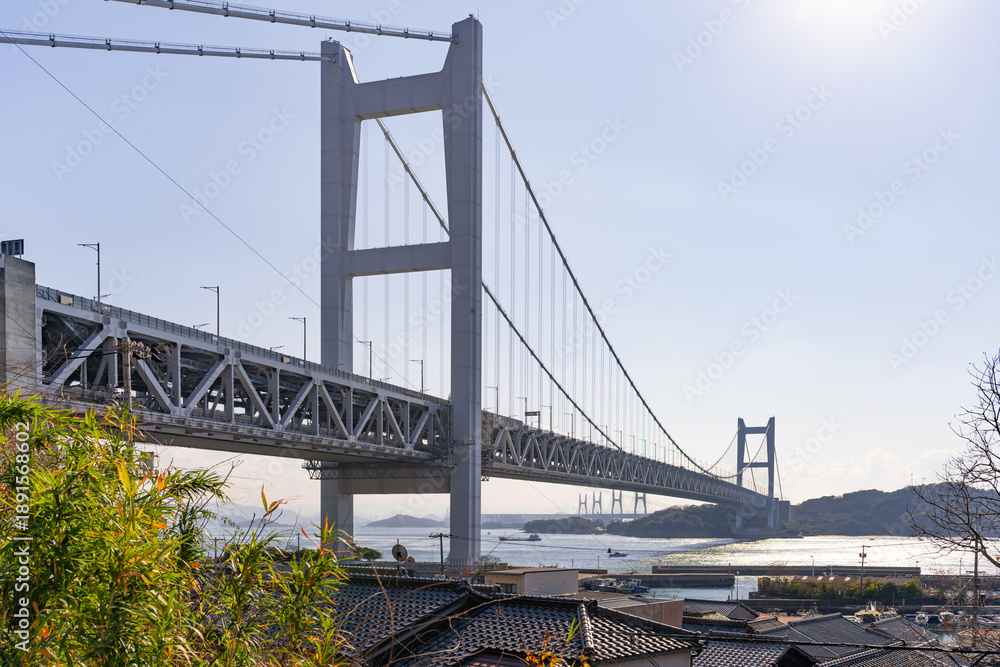 Fototapeta premium 岡山県倉敷市 田土浦坐神社から見た瀬戸大橋と田之浦の街並み