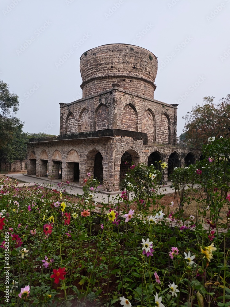 Obraz premium Qutub Shahi tombs are Islamic tombs and mosques Qutub Shahi dynasty located in the Ibrahim Bagh in Hyderabad, Telangana, India.