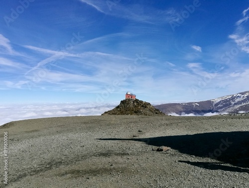 eine Wanderung von Pradollano in den Sierra Nevada in Andalusien zum Skigebiet Pico del Veleta, der Santuario de la Virgen de las Nieves, dem Observatorio de Sierra Nevada und dem Radioteleskop
