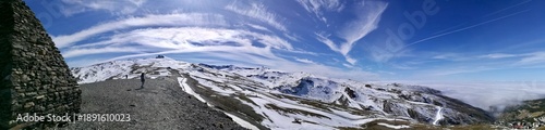 eine Wanderung von Pradollano in den Sierra Nevada in Andalusien zum Skigebiet Pico del Veleta, der Santuario de la Virgen de las Nieves, dem Observatorio de Sierra Nevada und dem Radioteleskop