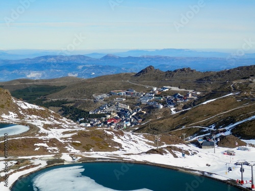eine Wanderung von Pradollano in den Sierra Nevada in Andalusien zum Skigebiet Pico del Veleta, der Santuario de la Virgen de las Nieves, dem Observatorio de Sierra Nevada und dem Radioteleskop