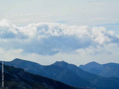 eine Wanderung von Pradollano in den Sierra Nevada in Andalusien zum Skigebiet Pico del Veleta, der Santuario de la Virgen de las Nieves, dem Observatorio de Sierra Nevada und dem Radioteleskop