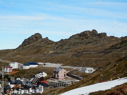 eine Wanderung von Pradollano in den Sierra Nevada in Andalusien zum Skigebiet Pico del Veleta, der Santuario de la Virgen de las Nieves, dem Observatorio de Sierra Nevada und dem Radioteleskop