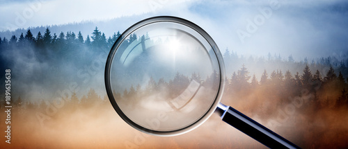 Blick auf Nebelschwaden durch eine Lupe