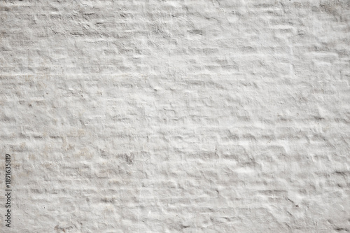 Weiß getünchte Backsteinwand als Hintergrund