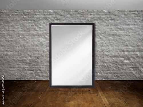 Leere Rahmen vor einer hellen weißen Wand in einem Galerieraum