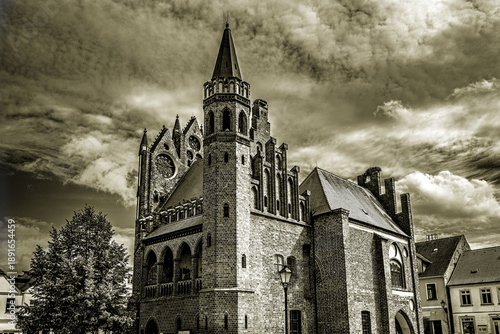 Das Bild zeigt die beeindruckende Schaufassade des historischen Rathauses in Tangermünde. Der Bau ist ein herausragendes Beispiel der norddeutschen Backsteingotik.