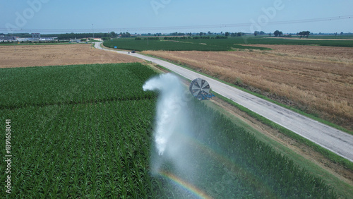 Fotografia Aerial view of a large agricultural irrigation system watering a green cornfield