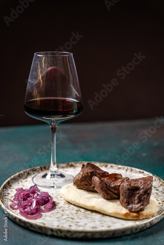 Beef steak bites with red wine pairing
