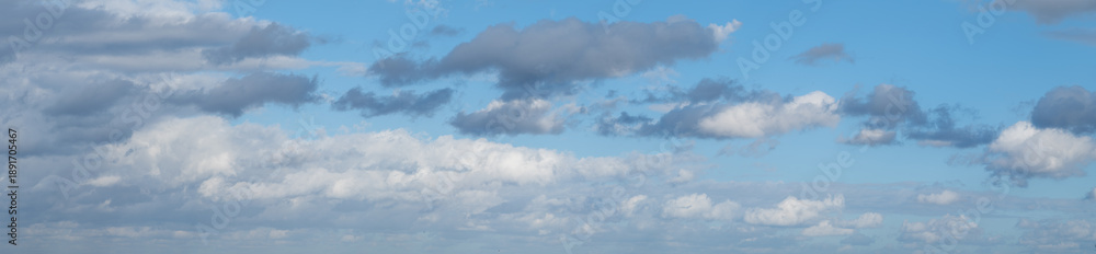 Obraz premium Wide panoramic blue sky with scattered clouds