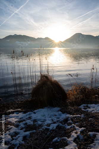 Sonnenaufgang am Tegernsee. Sonnenaufgang über den Bergen
