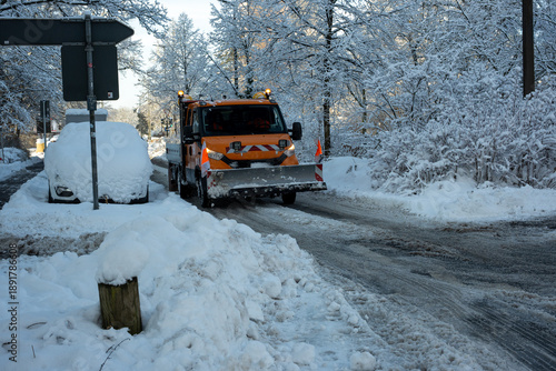 Schneechaos in der Großstadt. Schneeräum und Stadt Mitarbeiter in der Stadt. Schneemassen.