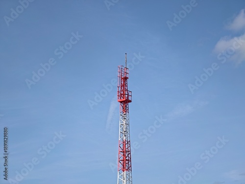 Fotografía single tower painted in bright colors serving as crucial communication landmark