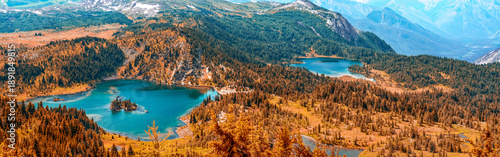 Fotografie Vibrant autumn aerial perspective of pristine lakes nestled in Sunshine Meadows
