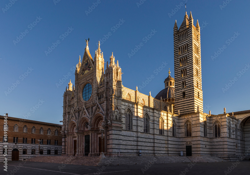 Fototapeta premium Morning view of Siena Cathedral (Duomo di Siena) in Italy