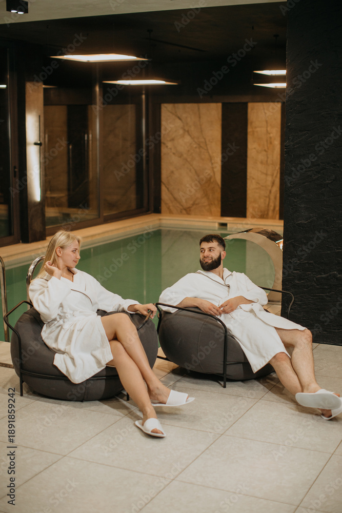 Obraz premium Couple relaxing together in modern spa resort