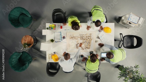 Canvastavla Top down view of doctors team in a collaborative meeting discussing therapy, diagnostics and clinical coordination
