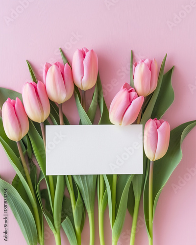 Kartka z życzeniami na międzynarodowy dzień kobiet. Kobieta i tulipany. © Paweł Ziółkowski