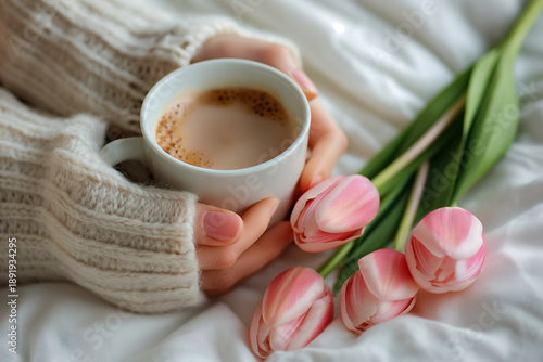 Kartka z życzeniami na międzynarodowy dzień kobiet. Kobieta i tulipany. © Paweł Ziółkowski