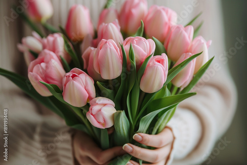 Kartka z życzeniami na międzynarodowy dzień kobiet. Kobieta i tulipany. © Paweł Ziółkowski