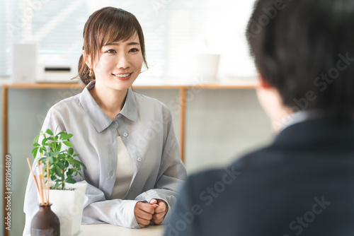 фотографія Female customers listening to a salesperson at a negotiation table