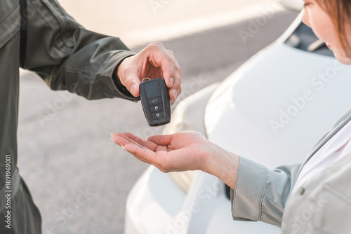 Foto A male auto mechanic staff member taking car keys from a female customer