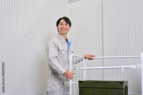 Wallpaper Mural 台車を運ぶ作業員 Torontodigital.ca