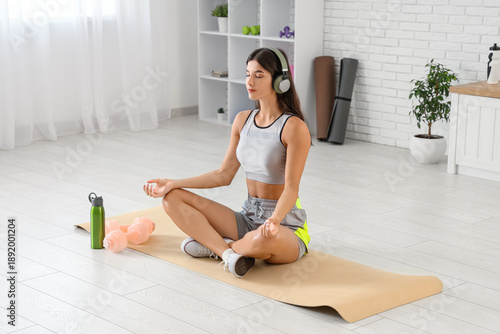 Young woman listening to mu...