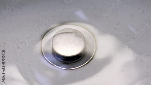 シンクに溜めた水を排水口に流す