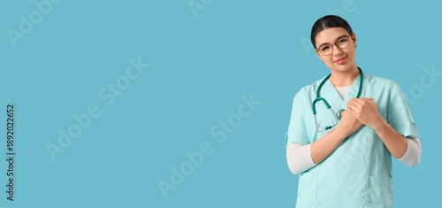 Female cardiologist on ligh...