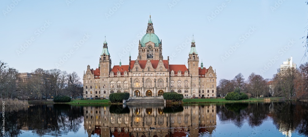 Naklejka premium Stunning cityscape of Hannover, Germany, highlighting the New Town Hall s intricate architecture. Perfect for travel brochures and historical articles, capturing the city s charm.