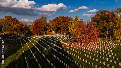 Φωτογραφία An aerial view of a veteran soldier graves on a hill in a Midwest cemetery