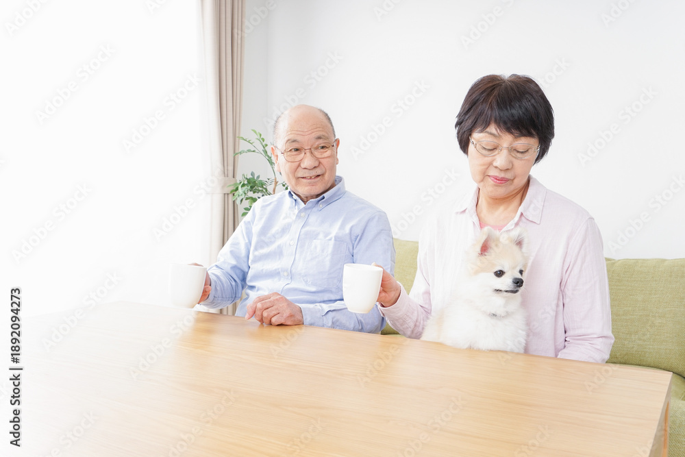 Fototapeta premium 家でリラックスをするシニア夫婦