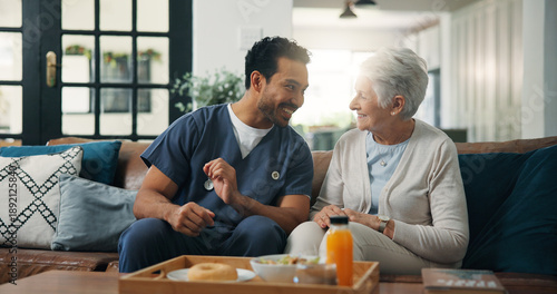 Foto Nurse, man and old woman with breakfast on sofa for conversation, support or nutrition at house
