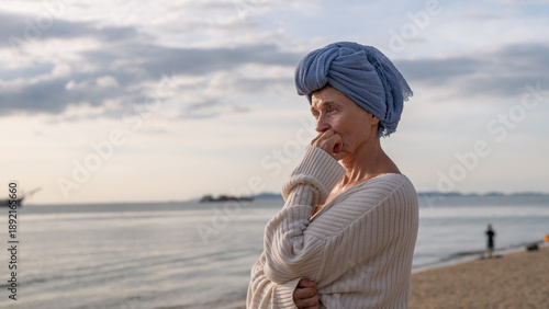 Foto Woman wearing a headscarf common symbol of strength among cancer patients undergoing treatment chemotherapy symbolizes the continuation of life and hope amidst adversity emotional strength
