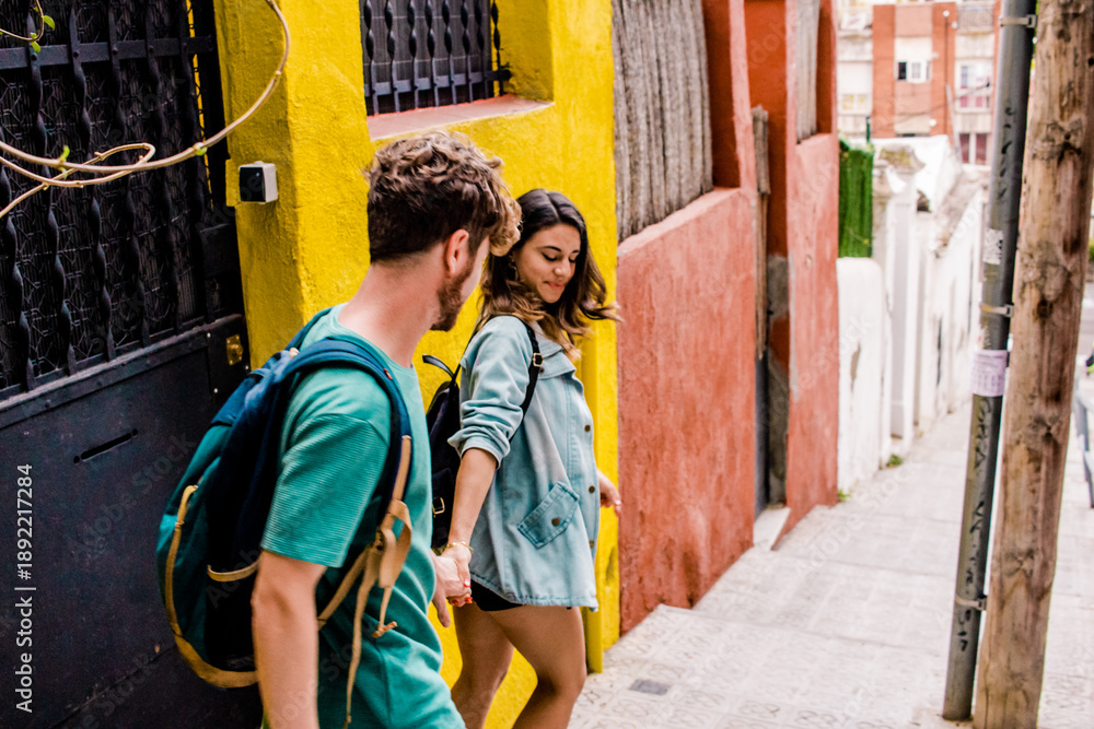 Naklejka premium young tourists wallking by the city