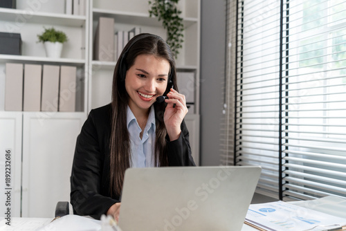 Schilderij op canvas Mixed race young businesswoman call center working in office workplace
