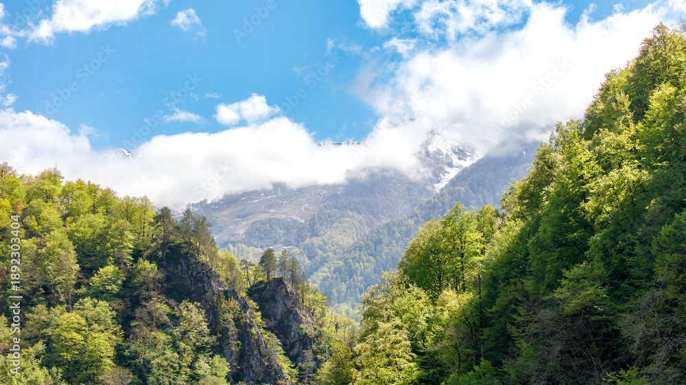Obraz premium Mountain range with snow on the top