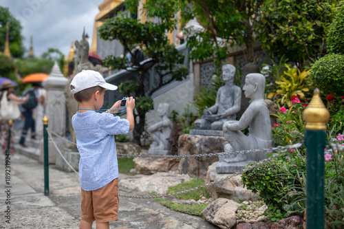 Canvas Print Little Photographer Captures Beautiful Statues At Temple Garden in Bangkok, Thai