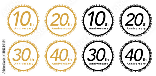 10周年、20周年、30周年、40周年のアニバーサリーバッジセット。シンプルで上品な波型フレームの円形エンブレム。ゴールドとブラックの2色展開。企業の創立記念、周年イベント、ブランドの節目や販促キャンペーンに最適なベクターイラスト素材。