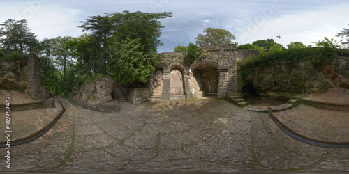Foto 360 degrees 6k panorama of a romantic rocky canyon area in a park with alcoves a