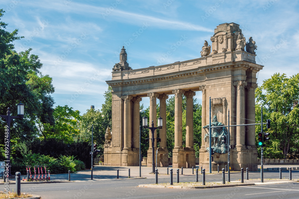 Obraz premium Charlottenburger Tor, a grand Neo-Baroque gateway that serves as a historic entrance to the Charlottenburg district in Berlin, Germany.